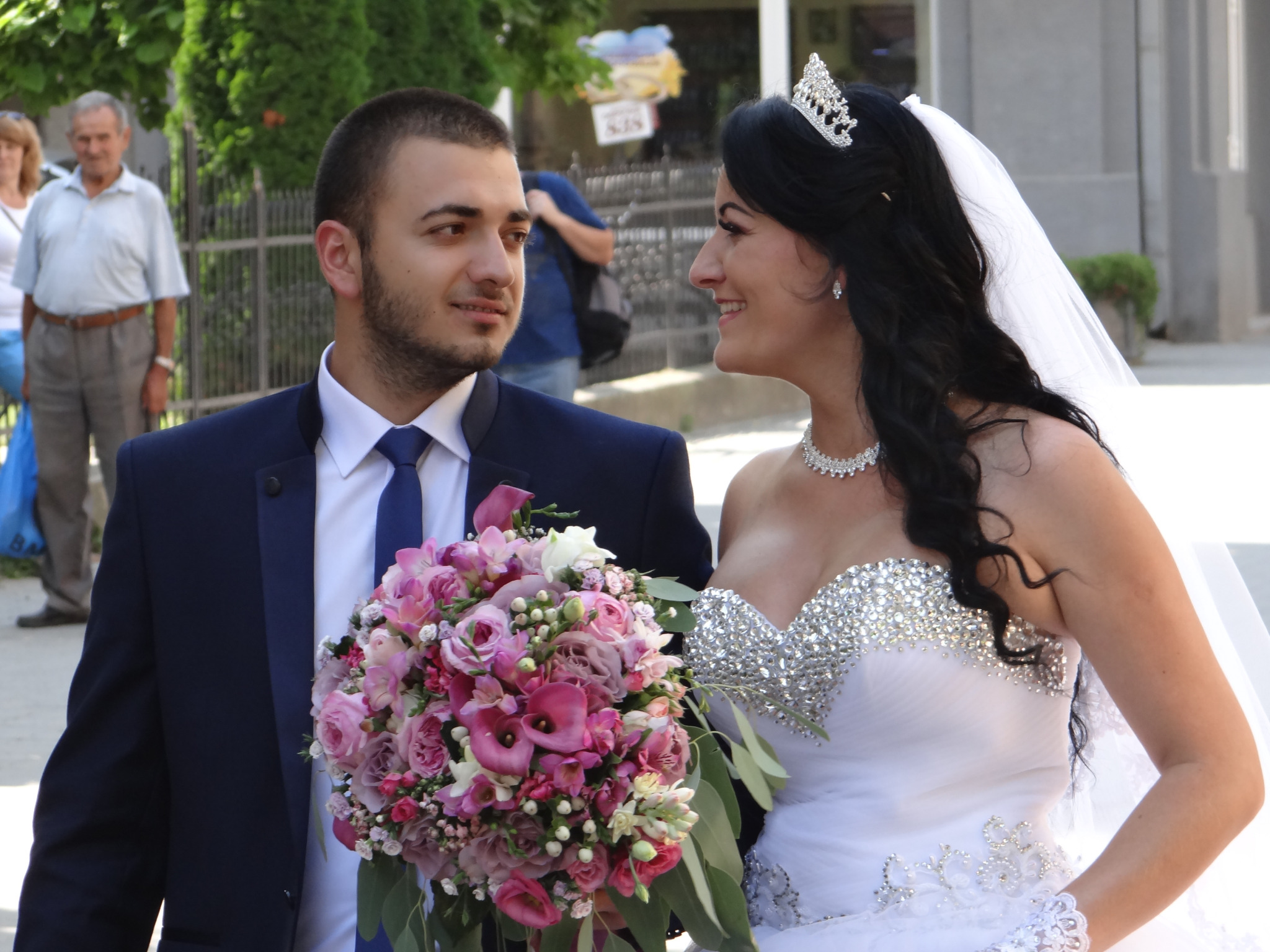 Noivo e noiva em dia de casamento, fotografados em rua da Ucrânia, representando a união entre homem e mulher.