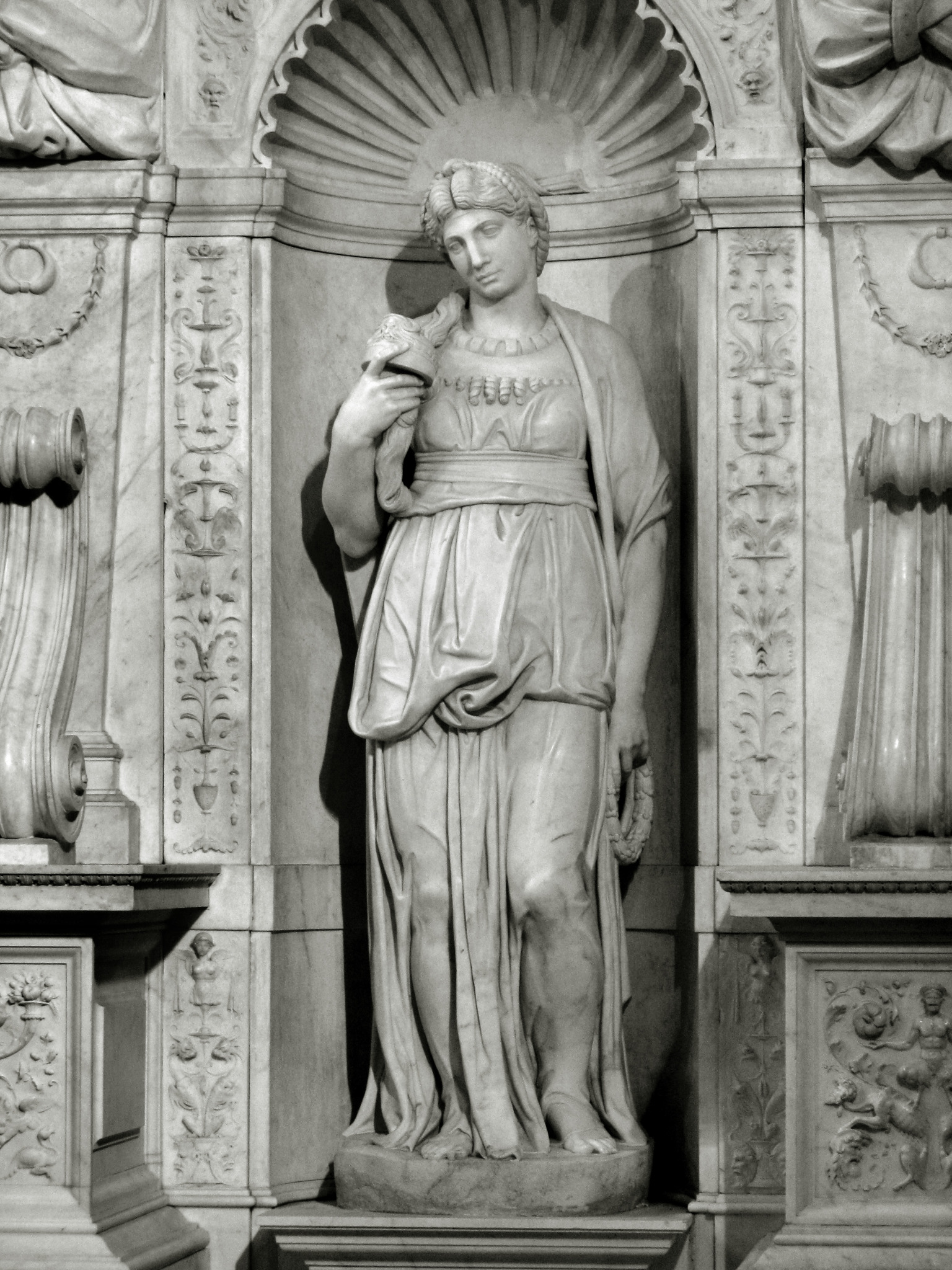 Estátua de Lia esculpida por Michelangelo, representando a figura bíblica filha de Labão e esposa de Jacó.