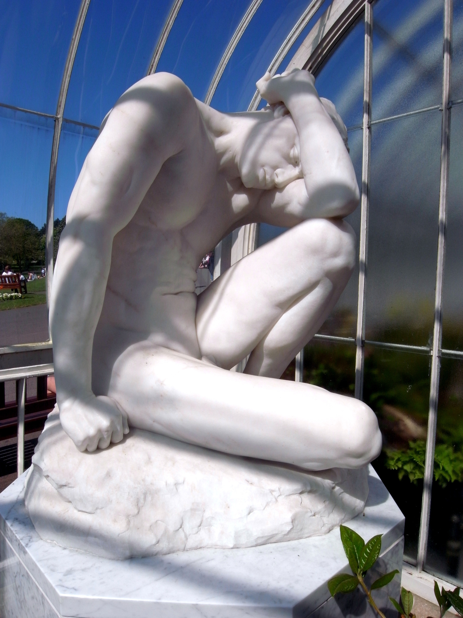Escultura 'Caim' de Edwin Roscoe Mullins (c. 1899), figura masculina em posição de angústia, exposta no Kibble Palace, Glasgow.
