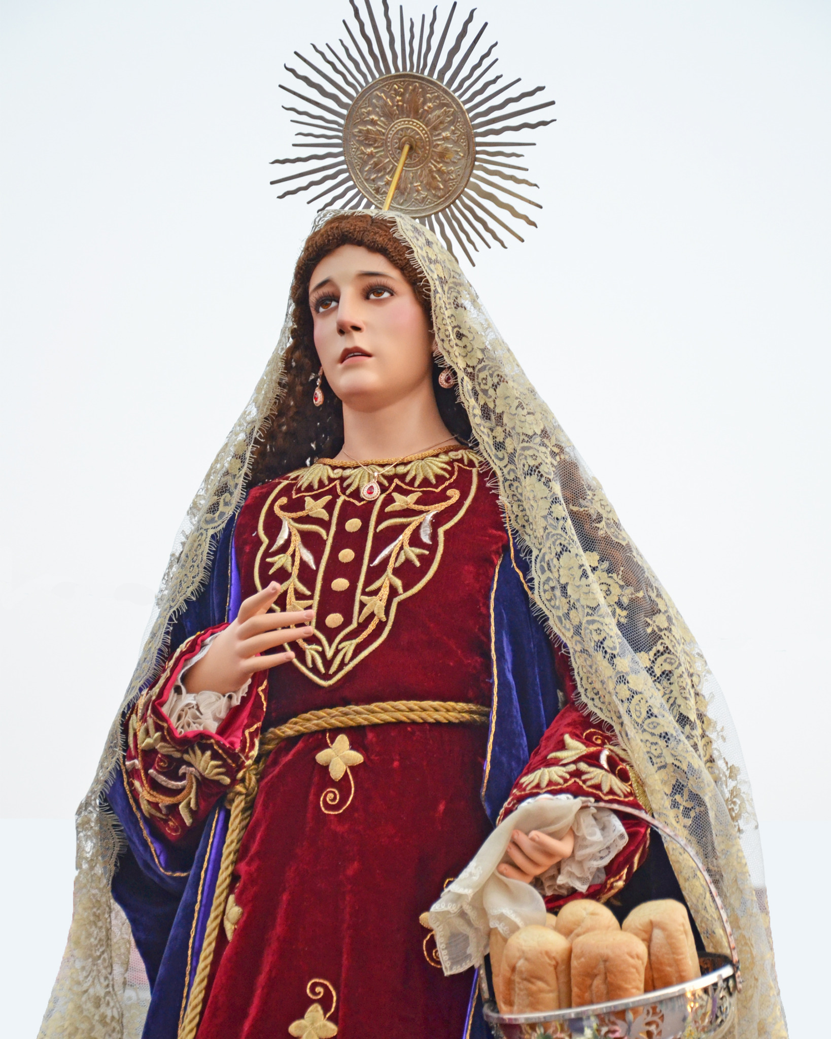 Estátua de Santa Marta com véu e cesta de pães, em igreja de Hagonoy, Filipinas, fotografia de 2017.