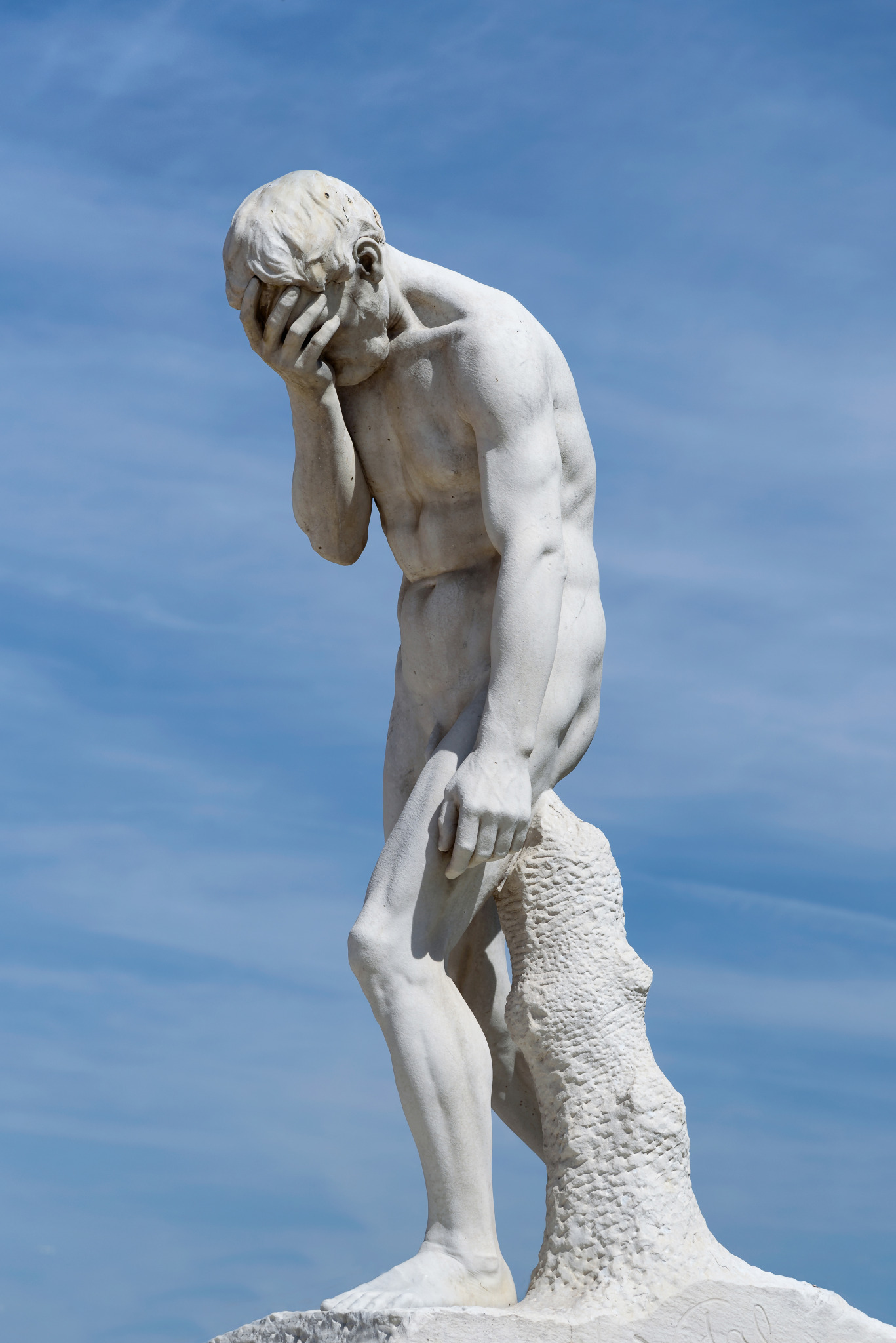Caim em desespero após matar Abel, escultura em mármore de Henri Vidal (1896) exposta no Jardim das Tulherias, Paris.