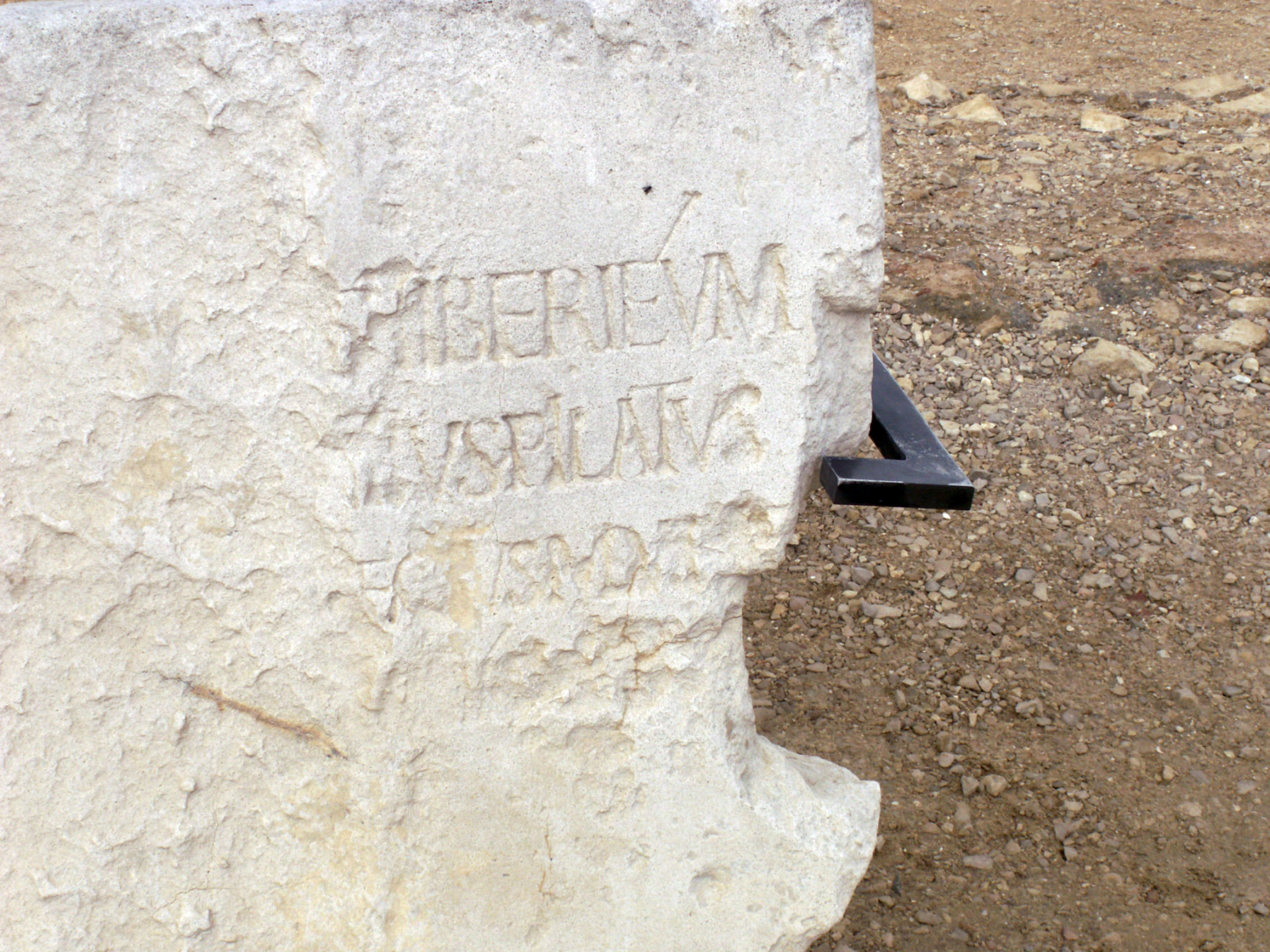 Inscrição em pedra encontrada em Cesareia Marítima com o nome de Pôncio Pilatos, datada do século I.