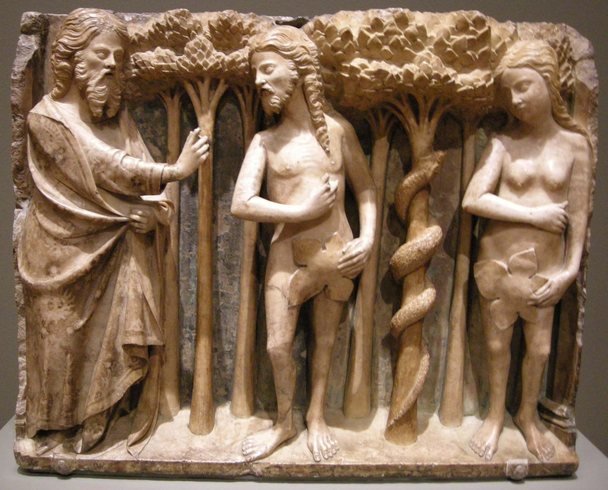 Cena do jardim do Éden com Adão, Eva e figura divina, em relevo de mármore italiano do século XIV.