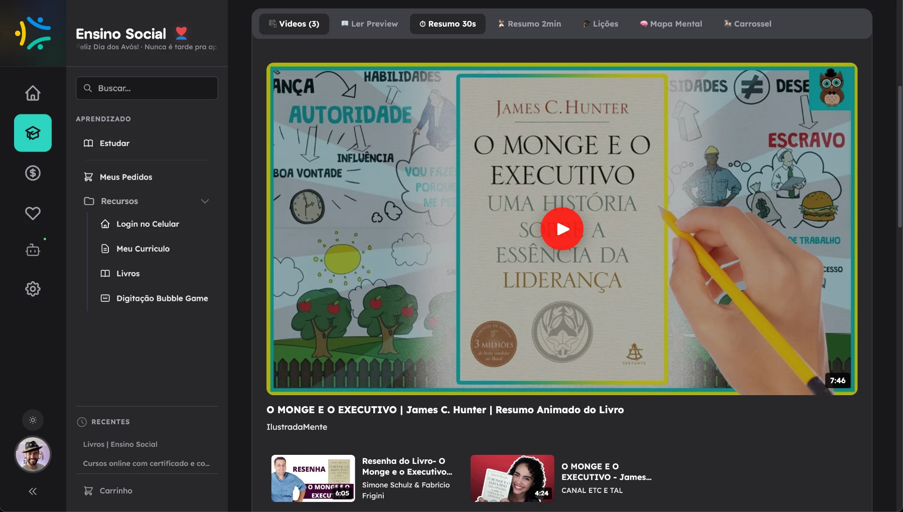 Tela do Ensino Social na aba 'Vídeo (3)' do livro O Monge e o Executivo, exibindo player com thumbnail do resumo animado da obra rodeado de capas de livros, e miniaturas de vídeos relacionados do YouTube abaixo.