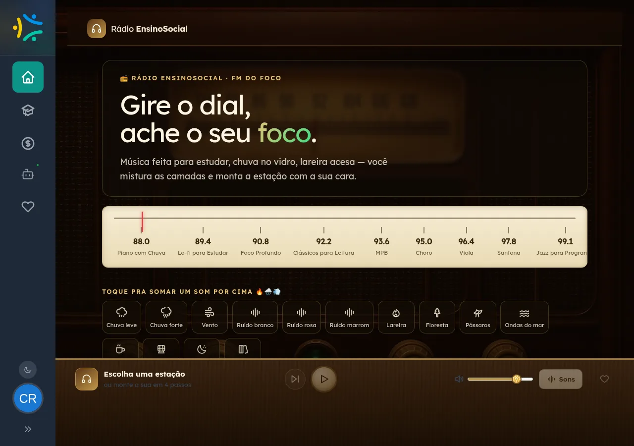 A Rádio EnsinoSocial aberta dentro do site com o aluno logado e o menu lateral à mostra.