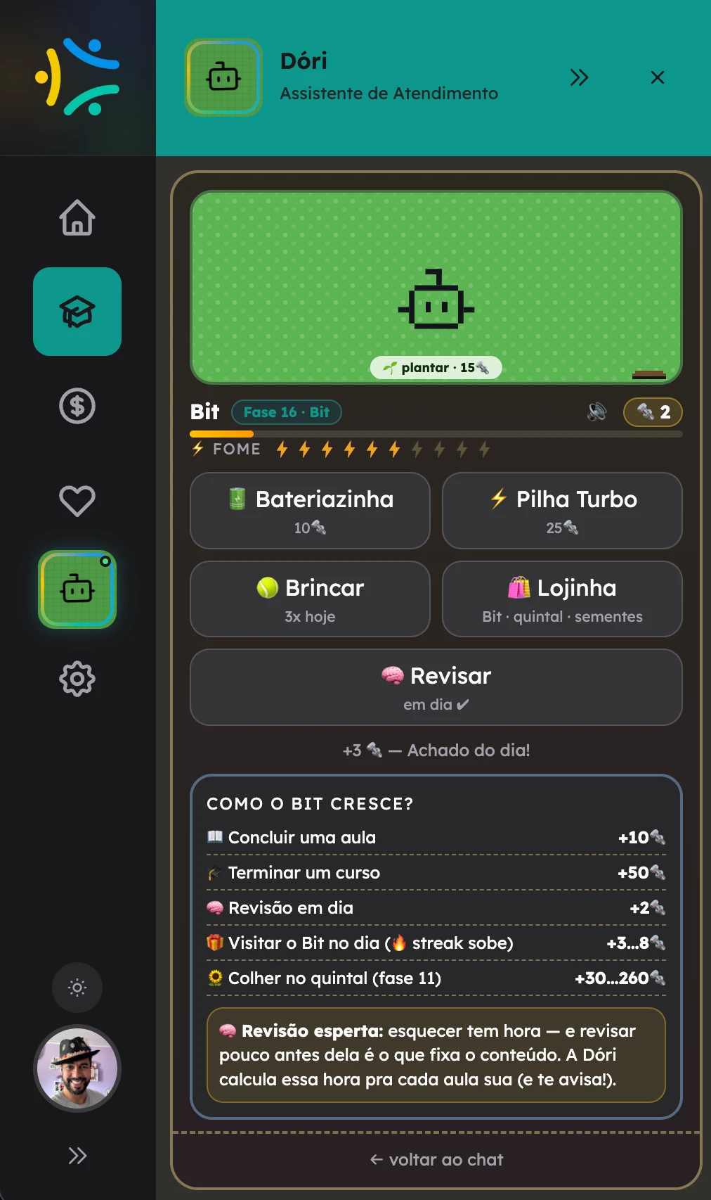 Painel do Bit aberto dentro do chat da Dóri no EnsinoSocial: o robozinho na Fase 16 em fundo verde, com indicador de fome, botões de alimentar (Bateriazinha 10 e Pilha Turbo 25 Parafusos), brincar, lojinha e revisão em dia.