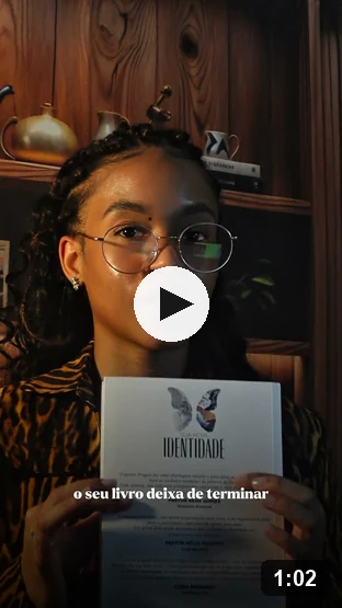 Apresentadora segura um livro impresso no vídeo de apresentação do programa Do Livro ao Curso, com duração de 1 minuto e 2 segundos