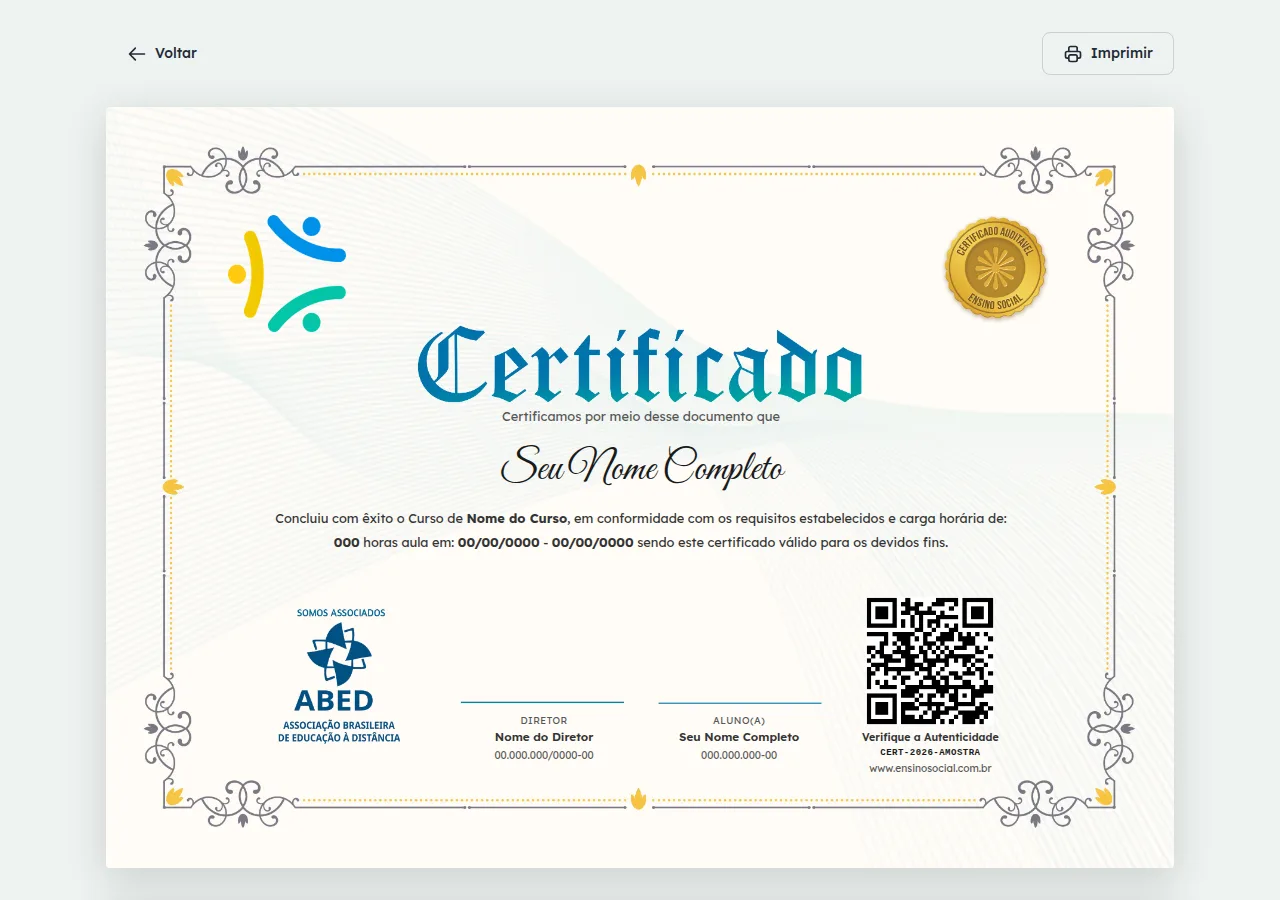 Modelo ilustrativo do certificado com dados fictícios: frente com o texto de certificação e verso com conteúdo programático, carga horária e QR Code.