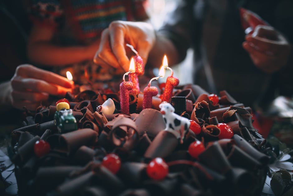 O costume de apagar velas no bolo de aniversário vem da Grécia Antiga. Os gregos ofereciam à deusa Artemis um bolo redondo com velas acesas, simbolizando a luz da Lua. Séculos depois, na Alemanha, surgiu a kinderfeste: as crianças acordavam com um bolo já iluminado e sopravam as velas para que a fumaça levasse os desejos ao céu.

Três culturas, uma mesma chama.

Você ainda faz um pedido ao apagar as velas?