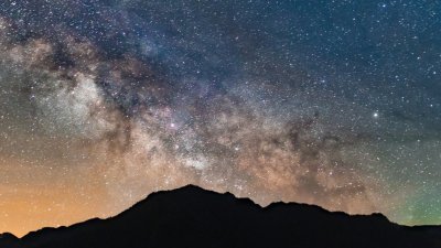 Por que o céu é escuro à noite se o universo tem infinitas estrelas?