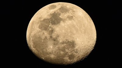 Por que sempre se vê a mesma face da Lua?