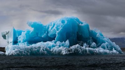 Como podem os icebergs, que ficam no mar, ser feitos de água doce?