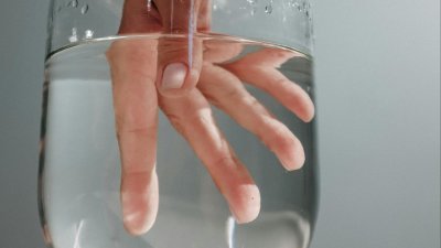 Por que os dedos ficam enrugados quando ficamos muito tempo na água?
