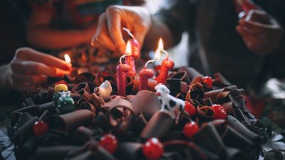 Como surgiu o costume de apagar velas em bolos de aniversário?