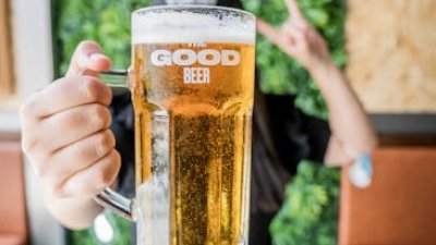 Por que a cerveja ainda líquida quando retiramos a garrafa do congelador, congela em contato com as mãos?