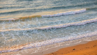 Por que as ondas do mar fazem espuma?
